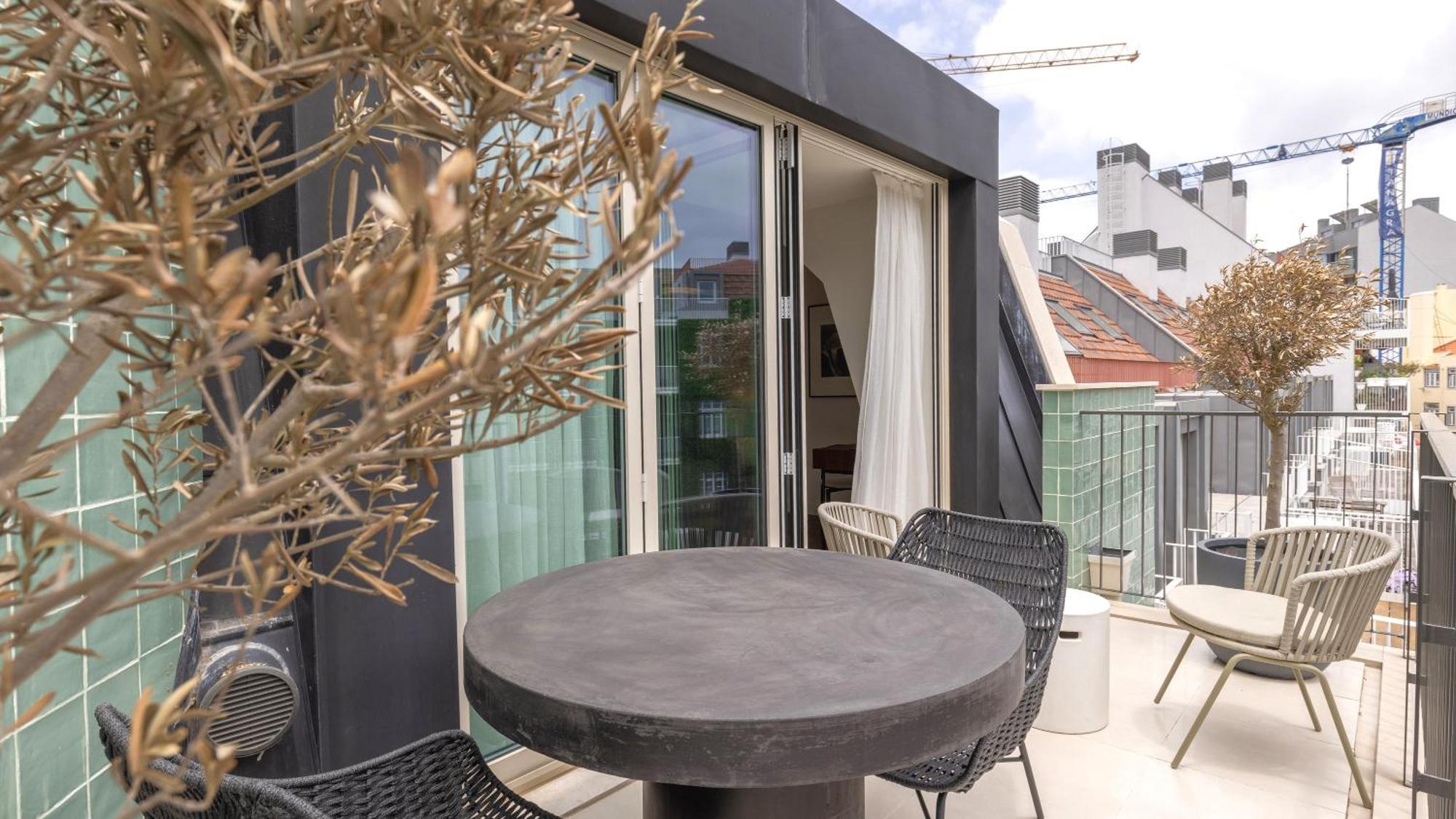 Apartment Stunning With Balcony By Lovelystay