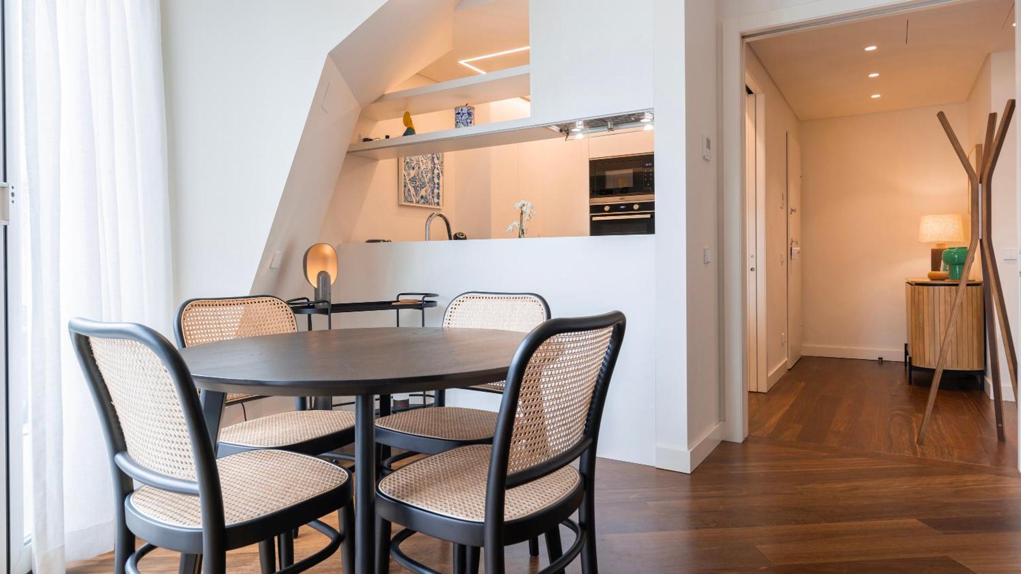 Apartment Stunning With Balcony By Lovelystay *